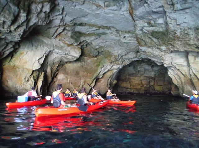 En la cueva con los kayaks